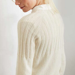 Strikket sweater med rib mønster