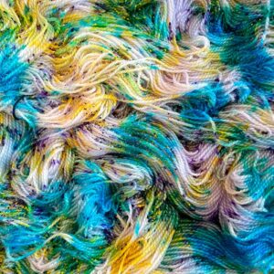 Viser garn der er blevet farvet på