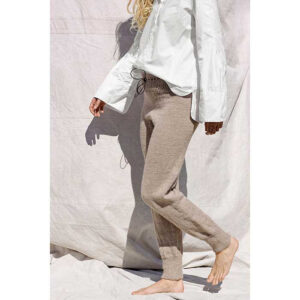 Viser jogging bukserne fra kirsten nyboe i fuld figur